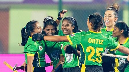 வெற்றி மகிழ்ச்சியில் ராஞ்சி ராயல்ஸ் வீராங்கனைகள்.