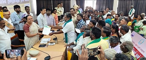 கூட்டத்தில் மனு அளித்த காட்பாடி வட்ட விவசாய குடும்பத்தினா்.