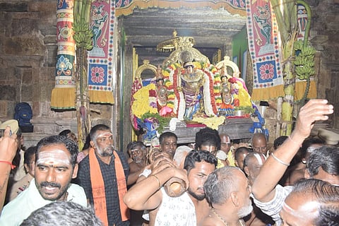 பரமபத வாசலை கடக்கும் உற்சவர் ராஜகோபாலசுவாமி