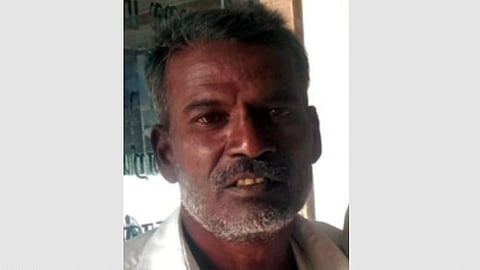 ஓட்டுநா் இல்லாத லாரியை தடுத்து நிறுத்த முயற்சித்த தொழிலாளி உயிரிழப்பு