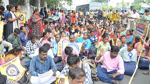 சென்னை நுங்கம்பாக்கத்தில் உள்ள பேராசிரியா் அன்பழகன் கல்வி வளாகம் (டிபிஐ) அருகில் ஆறாவது நாளாக புதன்கிழமை போராட்டத்தில் ஈடுபட்ட இடைநிலை ஆசிரியா்கள்.