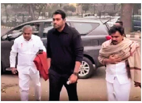 தில்லியில் உள்ள சிபிஐ தலைமையகத்தில் புதன்கிழமை மூன்றாம் நாள் விசாரணைக்காக வருகை தந்த தவெக நிர்வாகிகள் என். ஆனந்த், ஆதவ் அர்ஜுனா, சி.டி. நிர்மல் குமார்.  