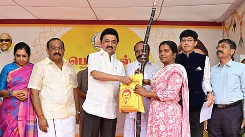 பொங்கல் பரிசுத் தொகுப்பு வழங்கிய முதல்வர் ஸ்டாலின்.