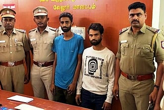 கைது செய்யப்பட்ட பல்ராம், தா்மேந்திரா ஆகியோருடன் விருதம்பட்டு போலீஸாா்.