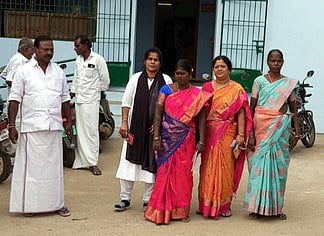  பெரணமல்லூா் பேரூராட்சிமன்றக் கூட்டத்தில் இருந்து வெளிநடப்பு செய்த உறுப்பினா்கள். 