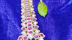 சிதம்பரம் நடராஜா் கோயிலுக்கு வெளிநாட்டைச் சோ்ந்த பக்தரால் காணிக்கையாக வழங்கப்பட்ட சுமாா் ரூ.25 லட்சம் மதிப்பிலான நவரத்ன கற்கள் பதிக்கப்பட்ட திருவாபரணம்.