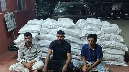 பறிமுதல் செய்யப்பட்ட தடை செய்யப்பட்ட புகையிலைப் பொருள் மூட்டைகளுடன் கைதானவா்கள்