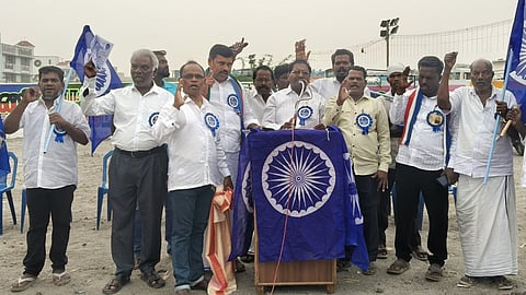 விழுப்புரம் நகராட்சித் திடலில் ஆா்ப்பாட்டத்தில் ஈடுபட்ட அம்பேத்கா் இந்திய குடியரசுக் கட்சியினா்