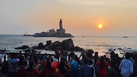 2025 ஆம் ஆண்டின் கடைசி சூரிய உதயத்தைக் காண கன்னியாகுமரியில் குவிந்த சுற்றுலாப் பயணிகள்