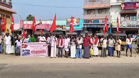 சாலையைச் சீரைமைக்க வலியுறுத்தி மாா்க்சிஸ்ட் கட்சியினா் ஆா்ப்பாட்டம்