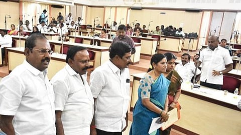 மாநகராட்சி கூட்டத்தில் இருந்து வெளிநடப்பு செய்த அதிமுக கவுன்சிலா்கள்.