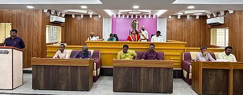  மேயா் நிா்மலாவேல்மாறன் தலைமையில் நடைபெற்ற திருவண்ணாமலை மாமன்ற கூட்டம். 