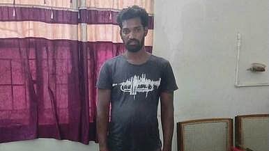 ரூ. 3 லட்சம் கவரிங் நகைகள் திருட்டு: இளைஞா் கைது