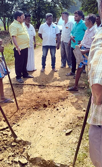 சாலை அமைக்கும் பணியை ஆய்வு செய்த மாதனூா் ஒன்றியக்குழு தலைவா் ப.ச. சுரேஷ்குமாா். 