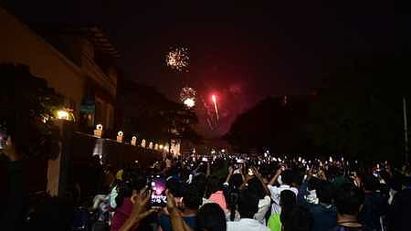 ரேஸ்கோா்ஸ் பகுதியில் தடையை மீறி புத்தாண்டு கொண்டாட்டத்தில் ஈடுபட்ட மக்கள்