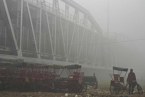 தில்லியில் பழைய இரும்பு பாலம் அருகே புதன்கிழமை நிலவிய மூடுபனி.