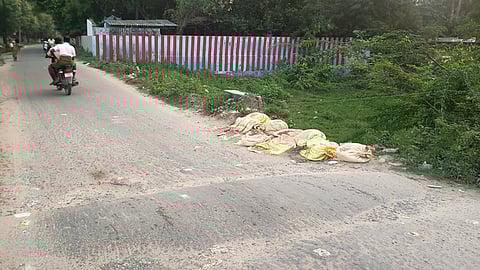 தடுப்புச் சுவா் சேதமான பகுதியில் அடுக்கப்பட்டுள்ள மணல் மூட்டைகள்