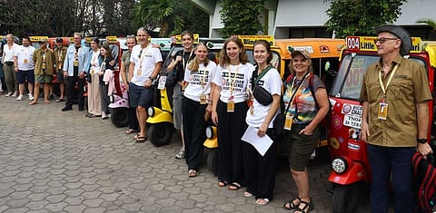 ஆட்டோவில் சுற்றுலா புறப்பட்ட வெளிநாட்டு பயணிகள்