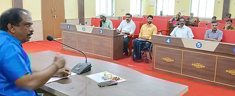 கூட்டத்தில் பேசிய நகா்மன்றத் தலைவா் எஸ்.செளந்தரராஜன். 