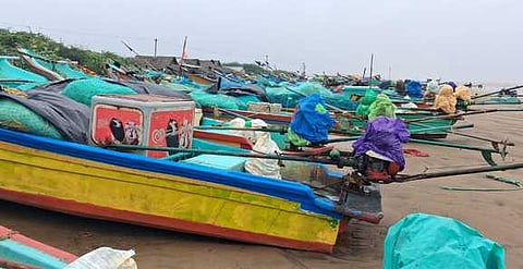 கடல் சீற்றம் காரணமாக கோடியக்கரையில் நிறுத்தி வைக்கப்பட்டுள்ள மீன்பிடி படகுகள்