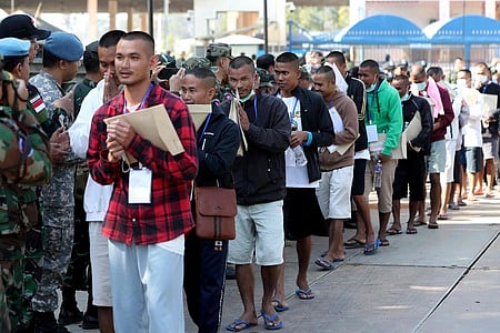 தாய்லாந்தில் இருந்து விடுவிக்கப்பட்டு, கம்போடியாவின் எல்லை மாகாணமான பாய்லினுக்கு புதன்கிழமை அழைத்துவரப்பட்ட கம்போடிய வீரா்கள்.