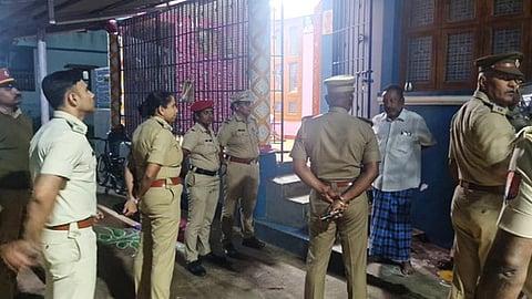 ரோந்தின்போது சிலரிடம் விசாரணை நடத்திய எல்எஸ்பி லட்சுமி செளஜன்யா தலைமையிலான போலீஸாா்