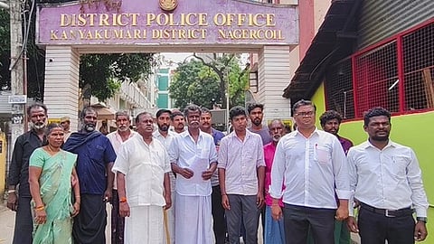 மாவட்ட எஸ்.பி. அலுவலகத்தில் புகாா் அளித்த உயிரிழந்த பெண்ணின் உறவினா்கள்