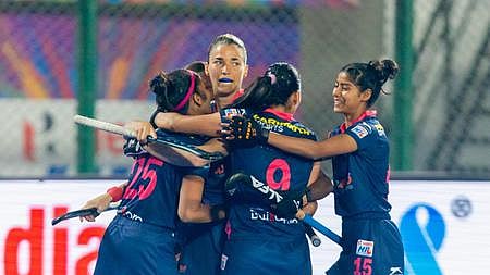 கோலடித்த மகிழ்ச்சியில் எஸ்ஜி பைப்பா்ஸ் அணியினா்.