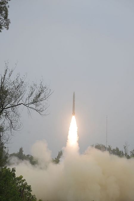 ஒடிஸாவின் சந்திப்பூா் ஒருங்கிணைந்த சோதனை தளத்தில் புதன்கிழமை வெற்றிகரமாக பரிசோதிக்கப்பட்ட பிரளய் ஏவுகணை.