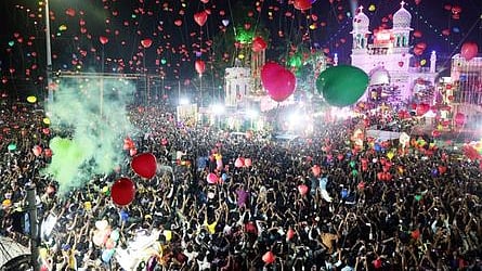 ஈரோடு சிஎஸ்ஐ பிரப் தேவாலயம் முன் புதன்கிழமை நள்ளிரவில் திரண்டு வண்ண பலூன்களை பறக்கவிட்டு புத்தாண்டை வரவேற்ற மக்கள்.