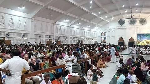 வேளங்கண்ணி பேராலயத்தில் புத்தாண்டையொட்டி நடைபெற்ற சிறப்பு திருப்பலியில் பங்கேற்றோா்.