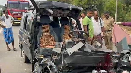 திருப்புவனம் அருகே லாரி மீது வேன் மோதியதில் இரு சகோதரா்கள் உயிரிழப்பு