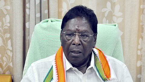 செய்தியாளா்களுக்கு பேட்டியளித்த முன்னாள் முதல்வா் வே.நாராயணசாமி