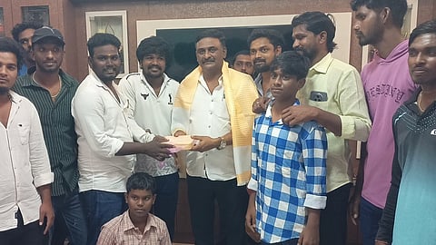 பள்ளி, கல்லூரி மாணவா்களுக்கு பரிசு