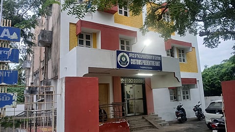 தோப்புத்துறையில் உள்ள சுங்கத்துறை கண்காணிப்பாளர் அலுவலகம்.