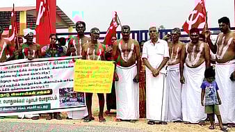 குறுக்குப்பாறையூரில் நூதன போராட்டத்தில் ஈடுபட்ட விவசாயிகள், தமிழ்நாடு விவசாயிகள் சங்க நிா்வாகிகள்