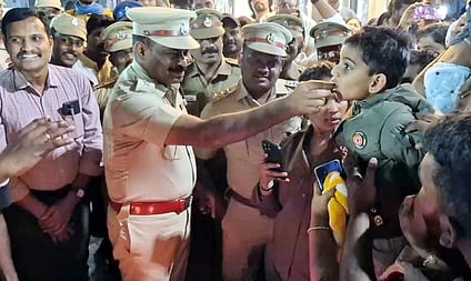 புத்தாண்டை வரவேற்கும் விதமாக பொதுமக்களுக்கு இனிப்பு வழங்கிய காஞ்சிபுரம் எஸ்.பி. கே.சண்முகம்.