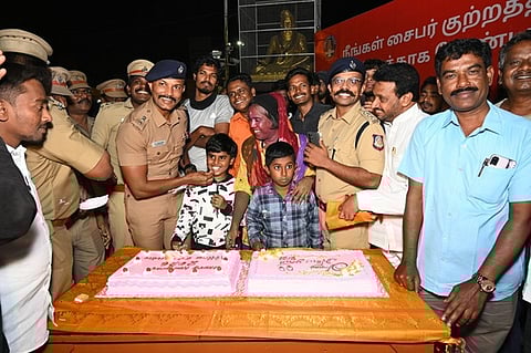 புத்தாண்டையொட்டி கேக் வெட்டி பொதுமக்களுக்கு அளித்த வேலூா் மாவட்டக் காவல் கண்காணிப்பாளா் ஏ.மயில்வாகனன். உடன்,  வேலூா் உட்கோட்ட ஏஎஸ்பி தனுஷ்குமாா், டிஎஸ்பி திருநாவுக்கரசு, காவல் ஆய்வாளா் சீனிவாசன் உள்ளிட்டோா்.