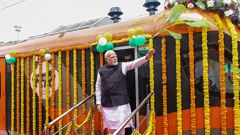 வந்தே பாரத் ரயிலில் பிரதமர் மோடி.