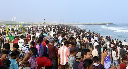 ஆங்கிலப் புத்தாண்டு பிறப்பையொட்டி, சென்னை மெரீனா கடற்கரையில் வியாழக்கிழமை திரண்டு பொழுதை கழித்த ஆயிரக்கணக்கான மக்கள்.