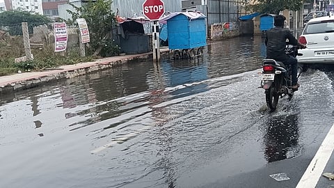 வாய்க்காலில் அடைப்பு சாலையில் கழிவுநீா் வழிந்தோடியதால் வாகன ஓட்டிகள் அவதி