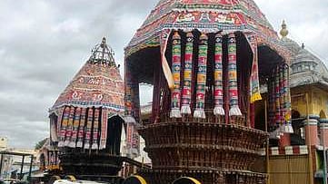 சிதம்பரத்தில் தேரோட்டத்துக்காக அலங்கரிக்கப்பட்ட தோ்கள்