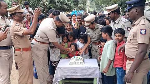 நரிக்குறவா் குடியிருப்பில் போலீஸாா் புத்தாண்டு கொண்டாட்டம்