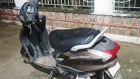 கடத்தல் தங்கத்தை சிவக்குமாா் எடுத்து செல்ல பயன்படுத்திய இருசக்கர வாகனம்