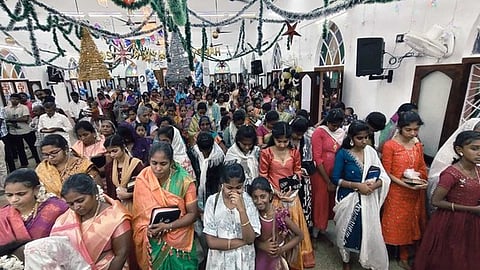 ஆலங்குளம் அண்ணாநகா் நல்மேய்ப்பா் தேவாலயத்தில் நடைபெற்ற புத்தாண்டு ஆராதனையில் பங்கேற்றோா்