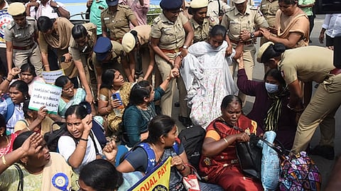 ஏழாவது நாளாக இடைநிலை ஆசிரியா்கள் போராட்டம்