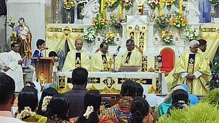 பனிமயமாதா ஆலயத்தில் பங்குத்தந்தை ஸ்டாா்வின் தலைமையில் நடைபெற்ற சிறப்பு பிராா்த்தனையில் பங்கேற்றோா்