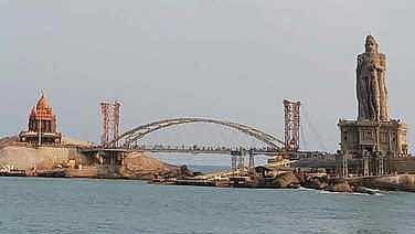 விவேகானந்தா் நினைவு மண்டபம், திருவள்ளுவா் சிலை