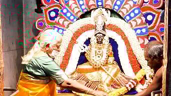 மேல்மருவத்தூா் ஆதிபராசக்தி சித்தா் பீடத்தில்  மூலவா் அம்மனுக்கு தீபாராதனை காண்பித்த ஆன்மிக இயக்க தலைவா் லட்சுமி பங்காரு அடிகளாா்.