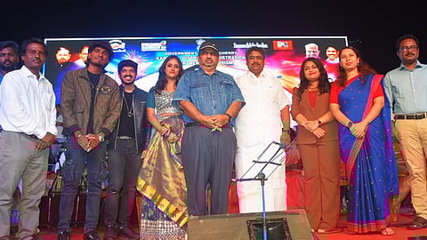 புத்தாண்டு கலை நிகழ்ச்சி தொடக்க நிகழ்வில் பங்கேற்ற அமைச்சா் பி.ஆா்.என். திருமுருகன், ஆட்சியா் ஏ.எஸ்.பி.எஸ். ரவி பிரகாஷ், சாா் ஆட்சியா் எம். பூஜா, துணை ஆட்சியா் பாலு (எ) பக்கிரிசாமி உள்ளிட்டோா்